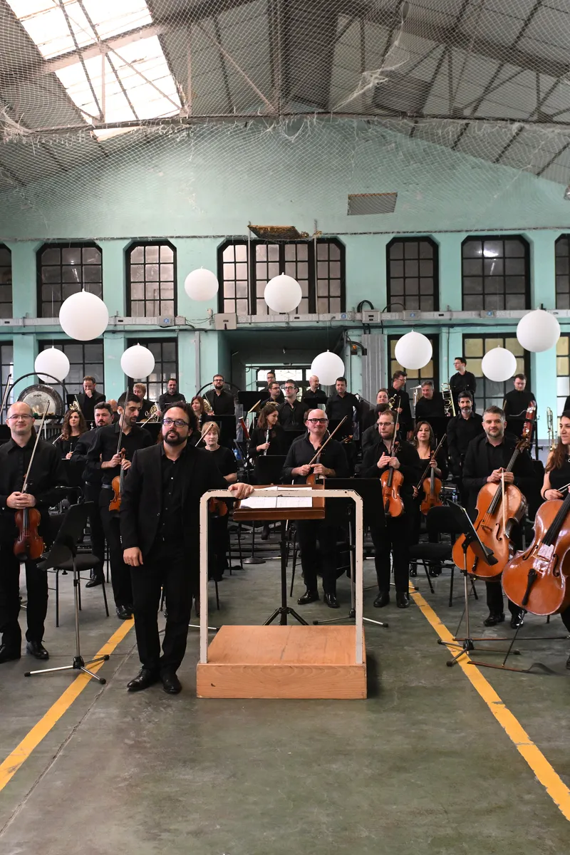 Julio César Picos saluda ante la orquesta Oviedo Filarmonía tras una representación del espectáculo El aprendiz