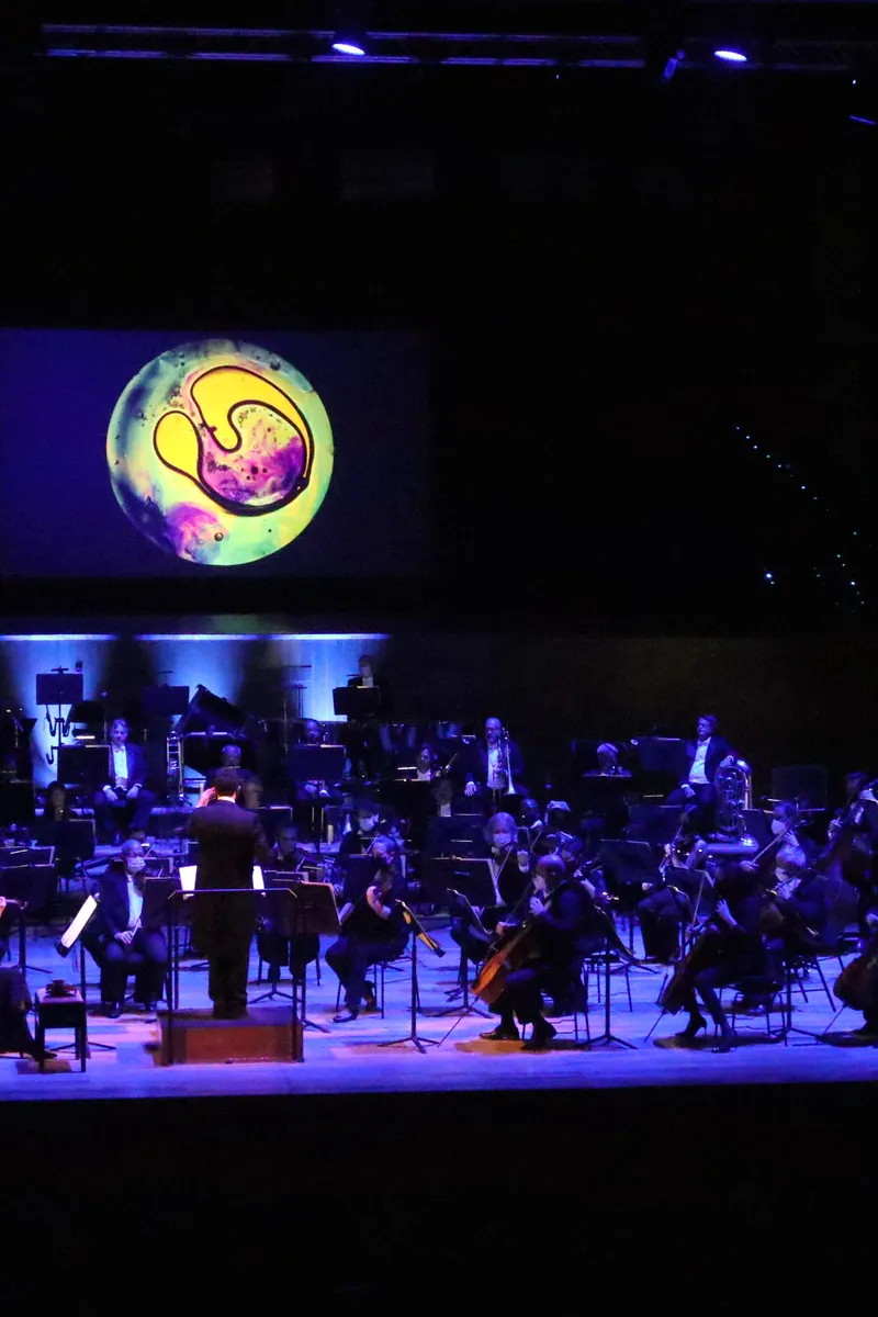La Orquesta Sinfónica del Principado de Asturias, durante el espectáculo La noche imaginada de Alejandro Carantoña en la Noche Blanca de Oviedo 2020, con teatro de sombras de Luz, micro y punto