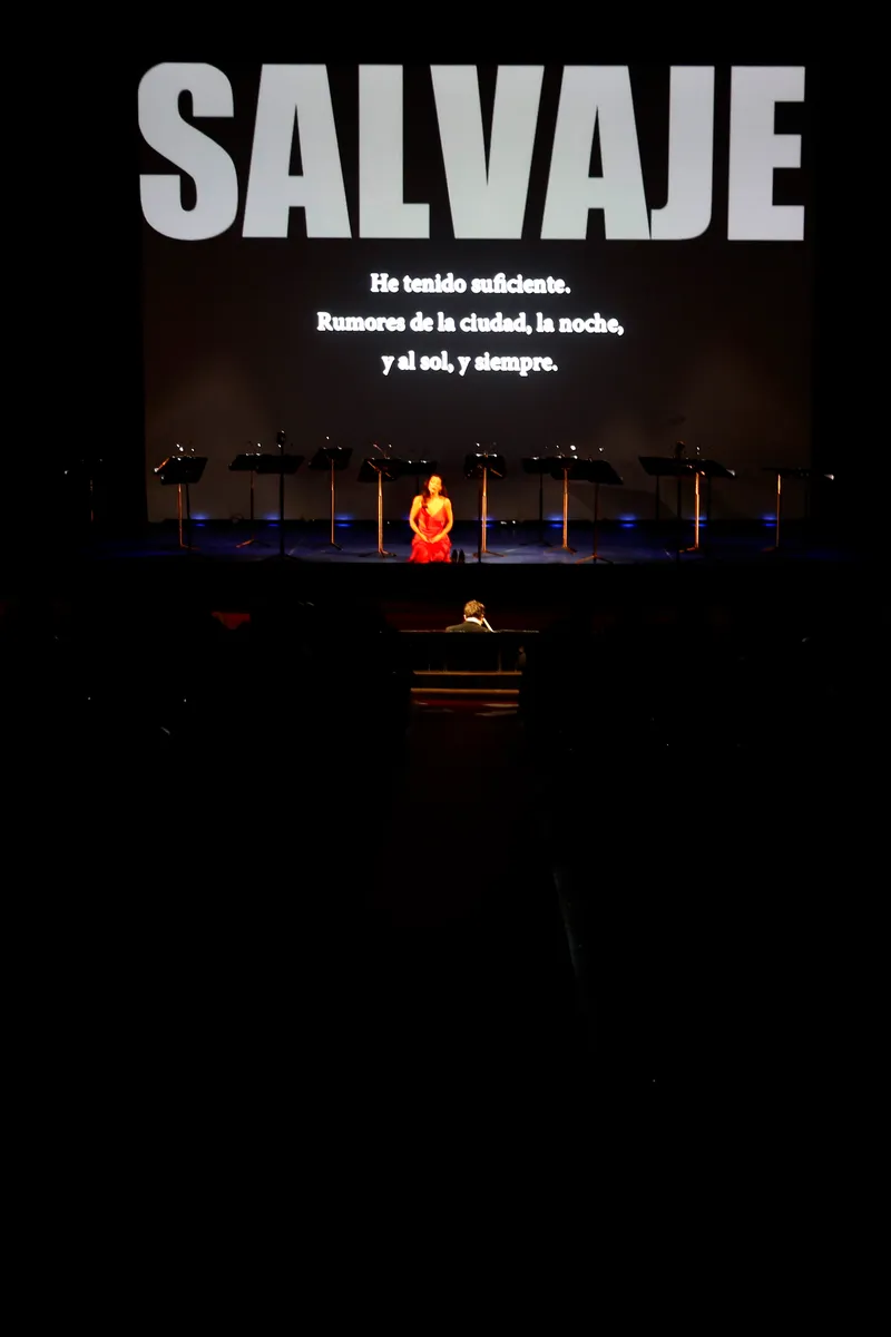La soprano María Hinojosa durante la interpretación del espectáculo de Alejandro Carantoña Parade Sauvage en el Teatro Campoamor de Oviedo