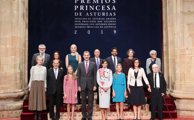 Foto de familia de los Reyes de España, la Princesa Leonor y la Infanta Sofía con los galardonados con los premios Princesa de Asturias 2019