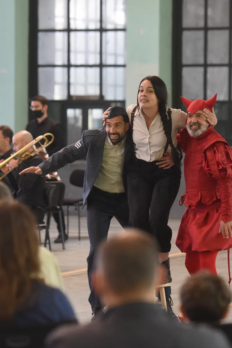 El ensemble de la Oviedo Filarmonía, junto a los actores Félix Corcuera, Bea Canteli y Pepe Mieres, durante el estreno de la Historia del Soldado de Stravinsky, en versión de Alejandro Carantoña